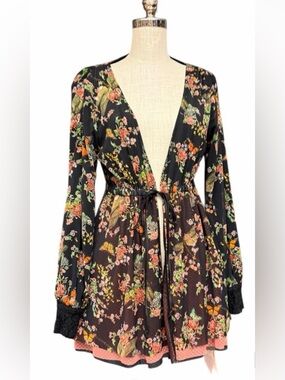 🔘We are HAH - Floral Black Kimono top / robe